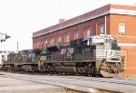 NS 2709 leads train 351 north across Elm Street